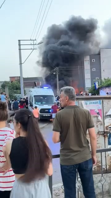 Aniden alev aldı! İçinde bulunanlar küle döndü - Resim : 2