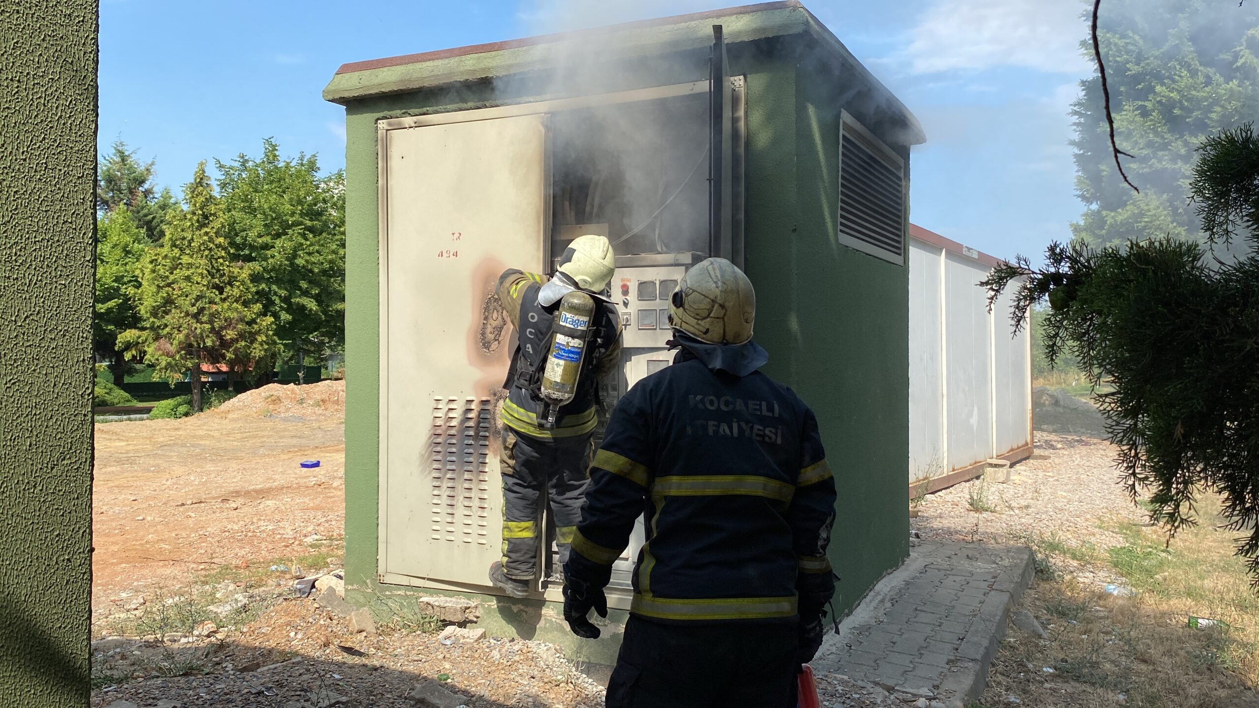 Aniden alev aldı! Mahalle elektriksiz kaldı - Resim : 1