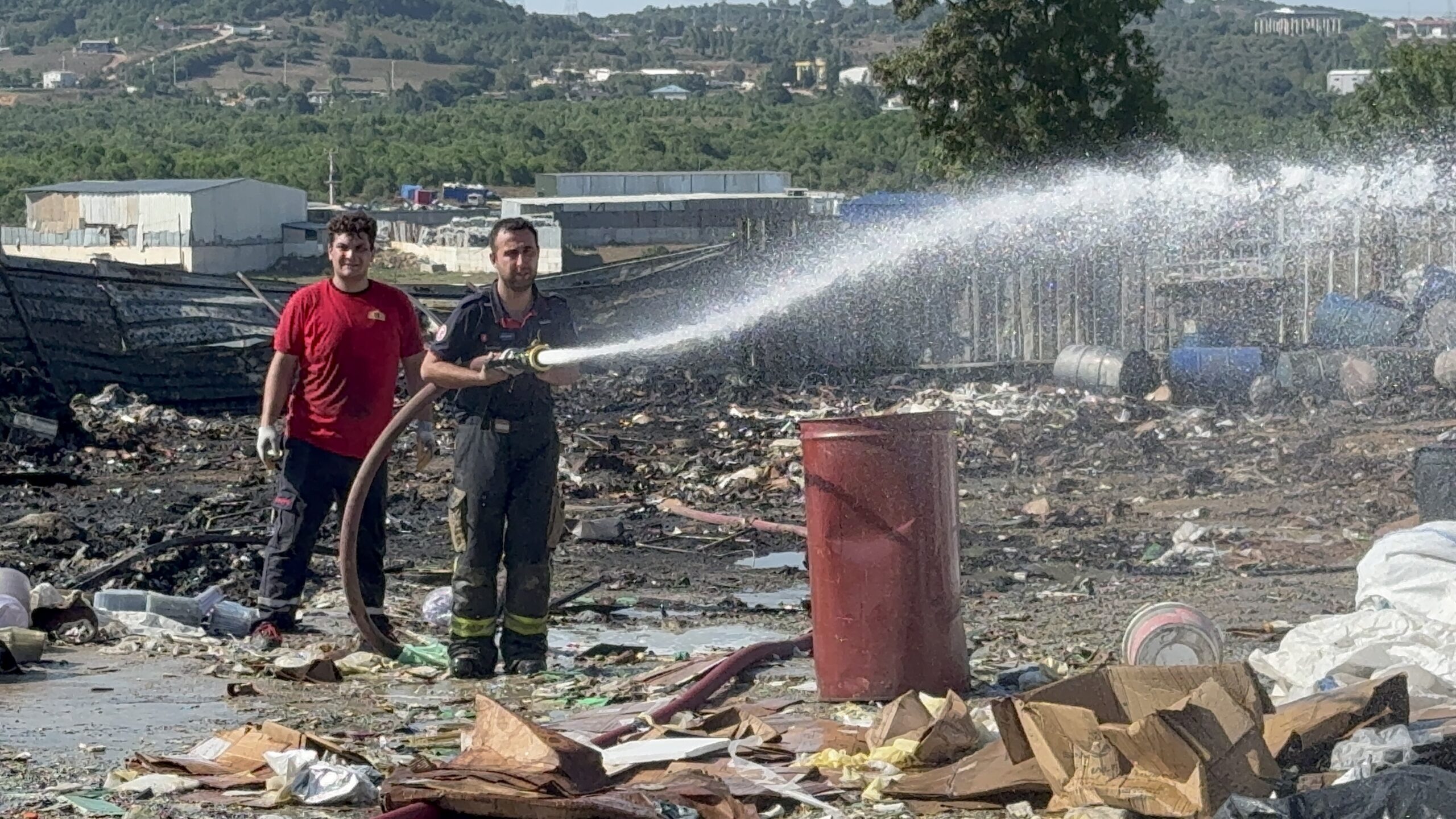 Geri dönüşüm fabrikasında çıkan yangın korkuttu! - Resim : 5