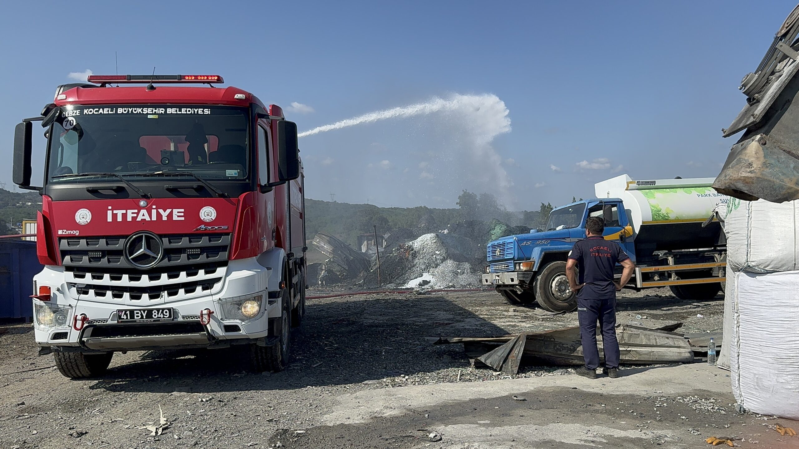 Geri dönüşüm fabrikasında çıkan yangın korkuttu! - Resim : 4