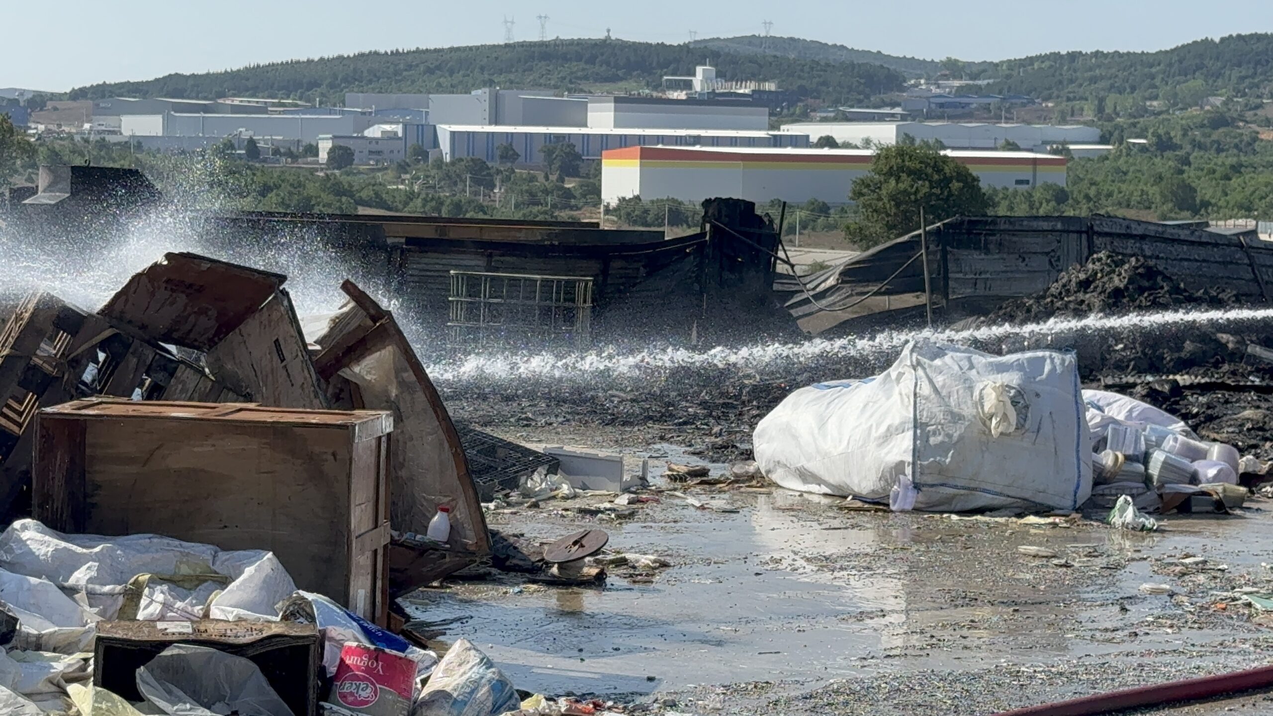 Geri dönüşüm fabrikasında çıkan yangın korkuttu! - Resim : 2