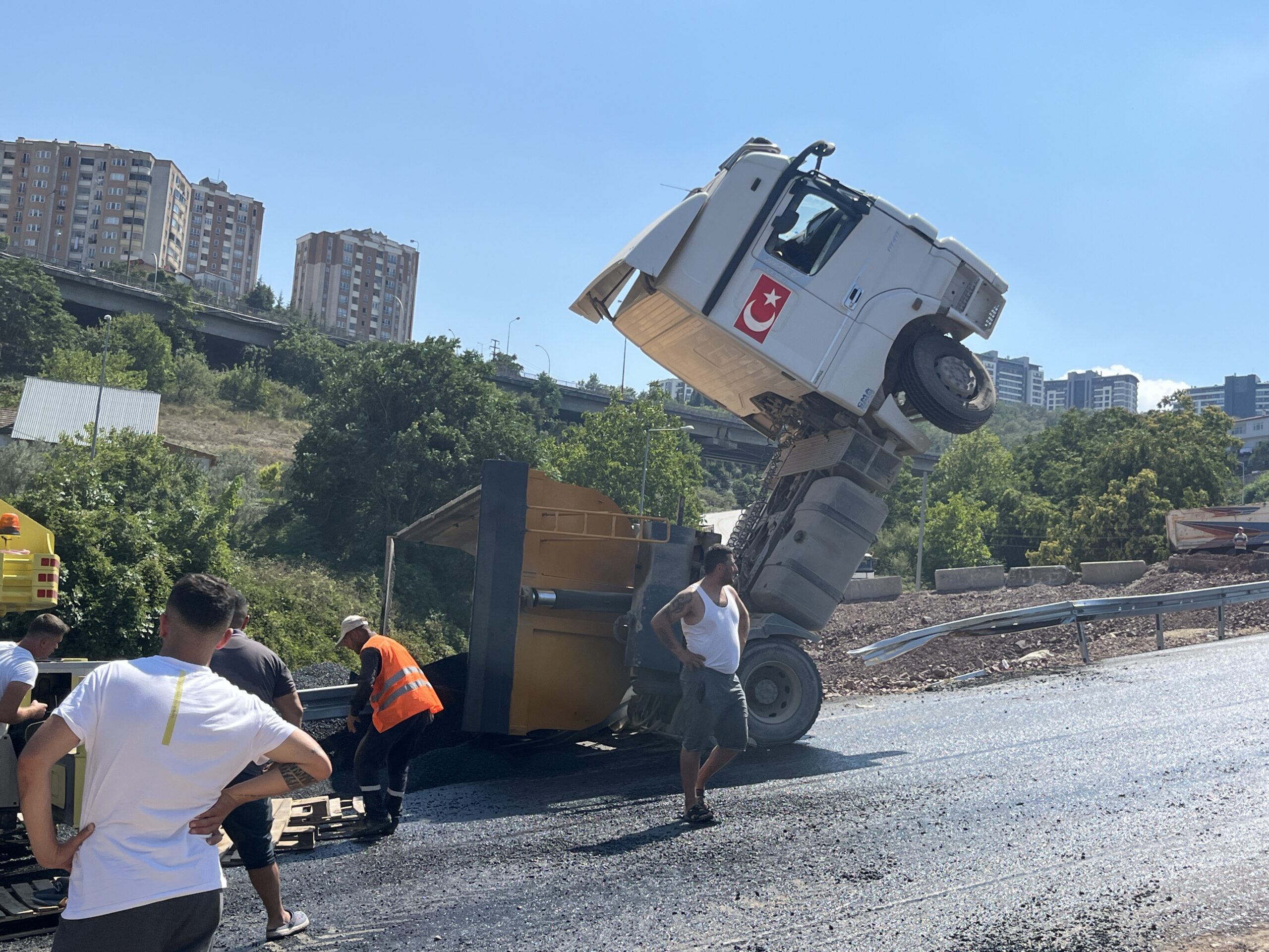 Görenleri şaşkına çeviren kaza: Tır şaha kalktı! - Resim : 4