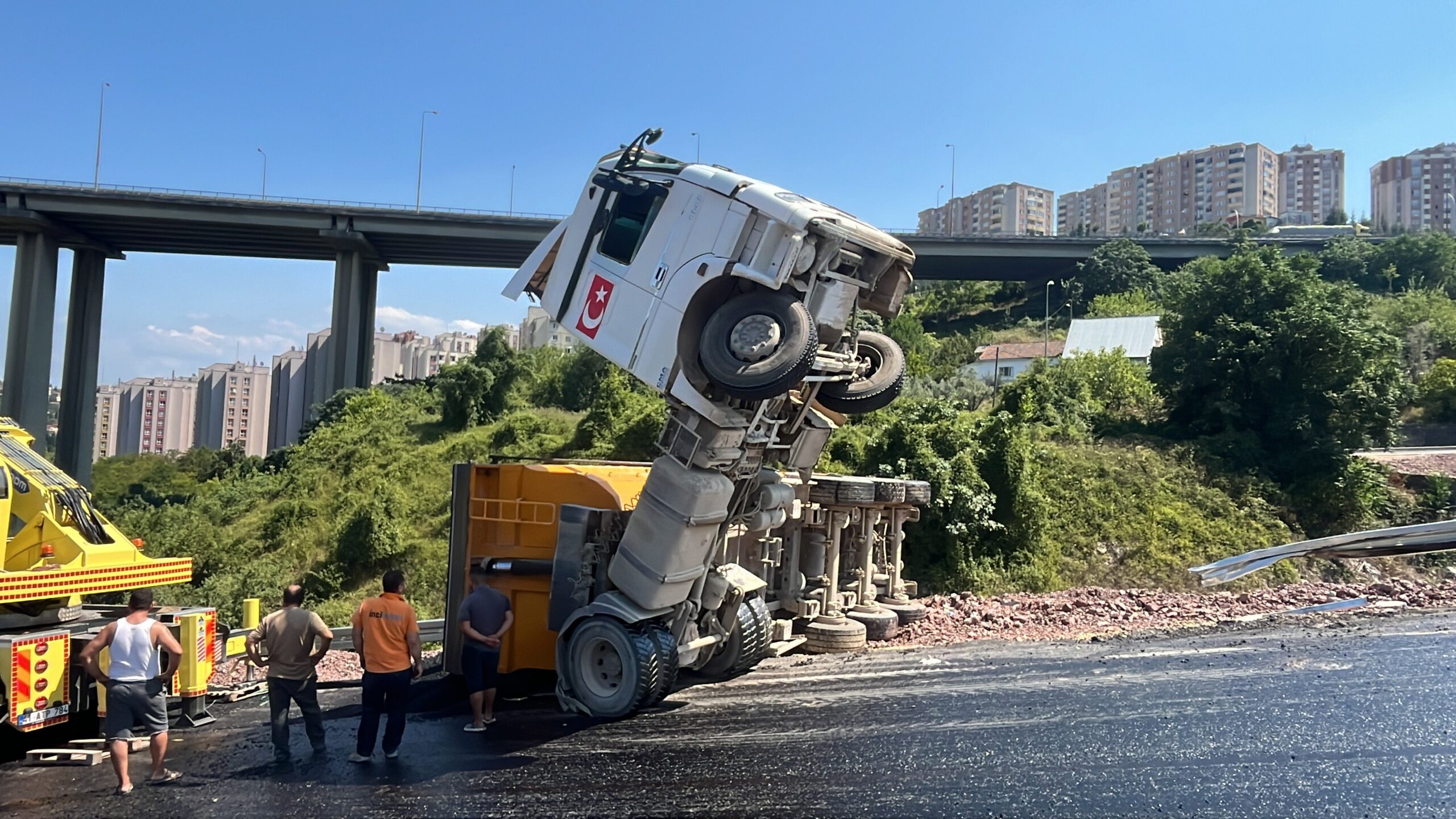 Görenleri şaşkına çeviren kaza: Tır şaha kalktı! - Resim : 3