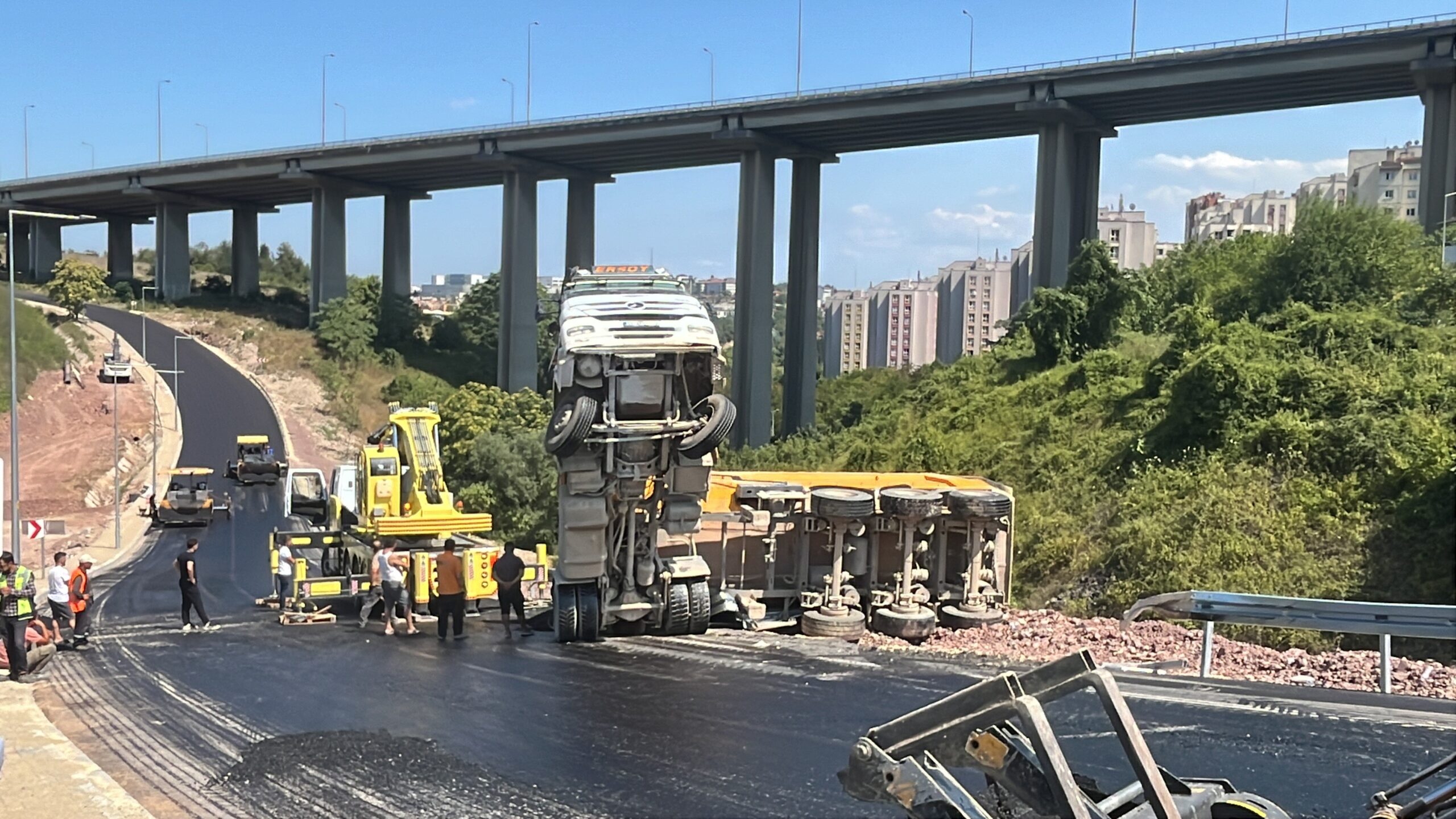 Görenleri şaşkına çeviren kaza: Tır şaha kalktı! - Resim : 1