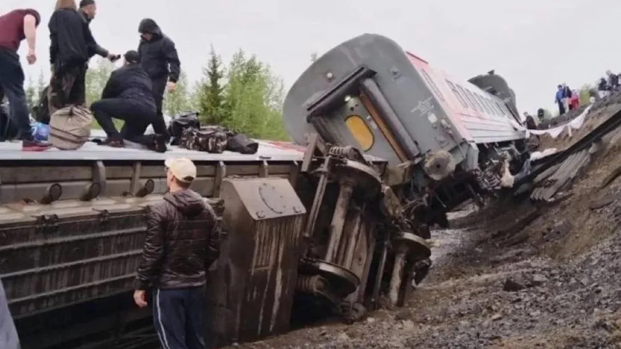 İçinde yüzlerce kişinin olduğu tren raydan çıktı! - Resim : 1