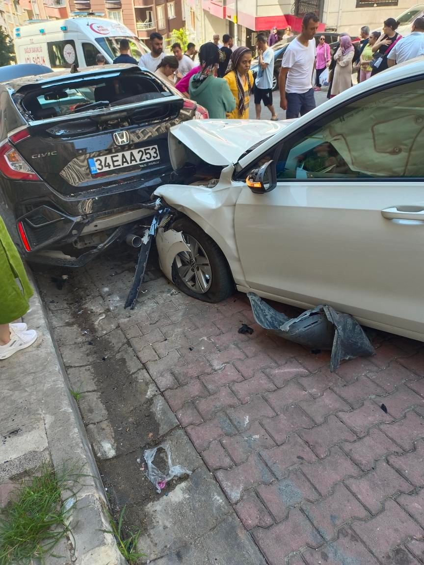 İstanbul'da korku dolu anlar kameraya yansıdı: Araçtan kendini atan kadın, metrelerce sürüklendi - Resim : 1