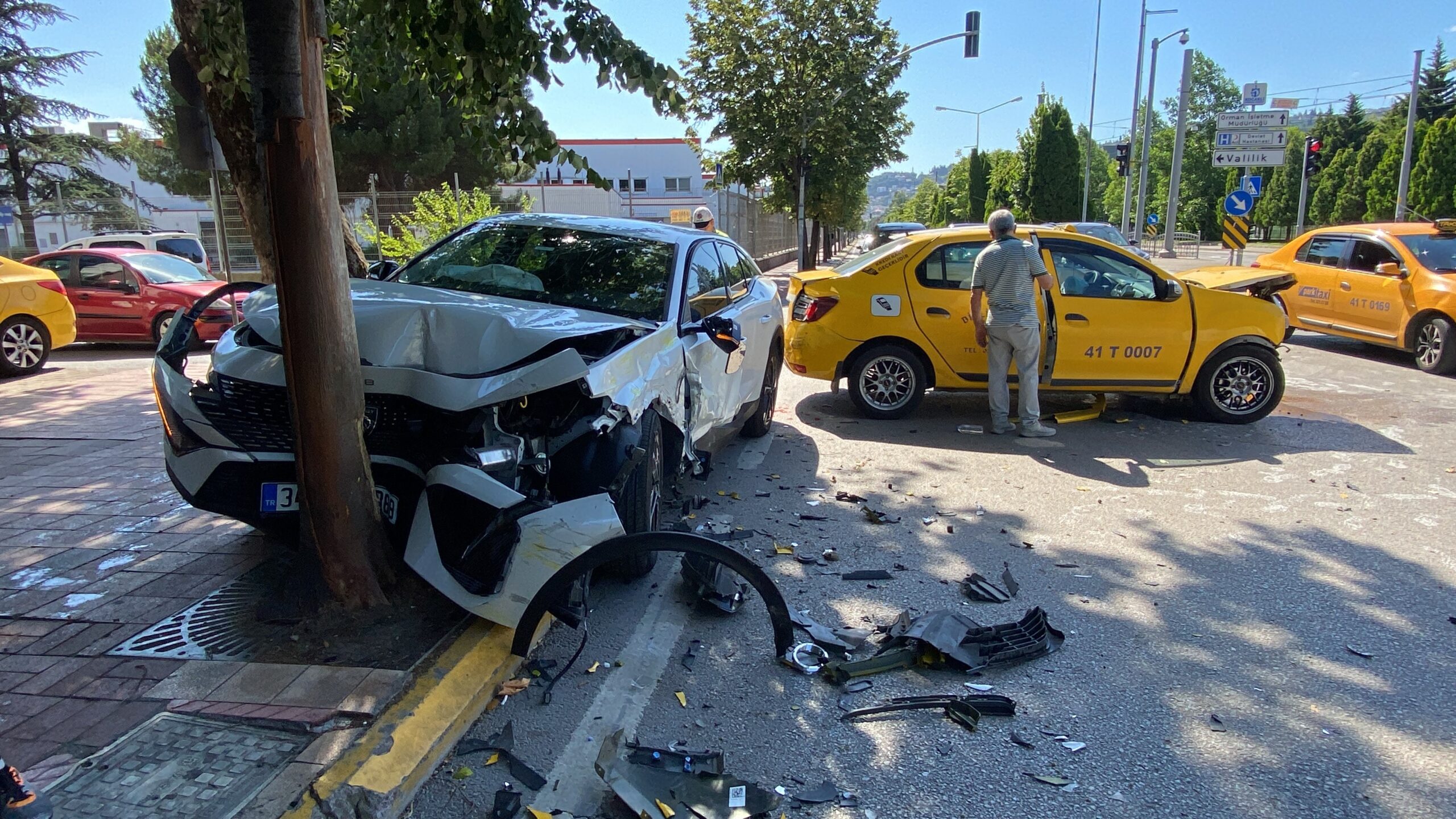 İzmit'te korkutan kaza! Yaralılar var - Resim : 5