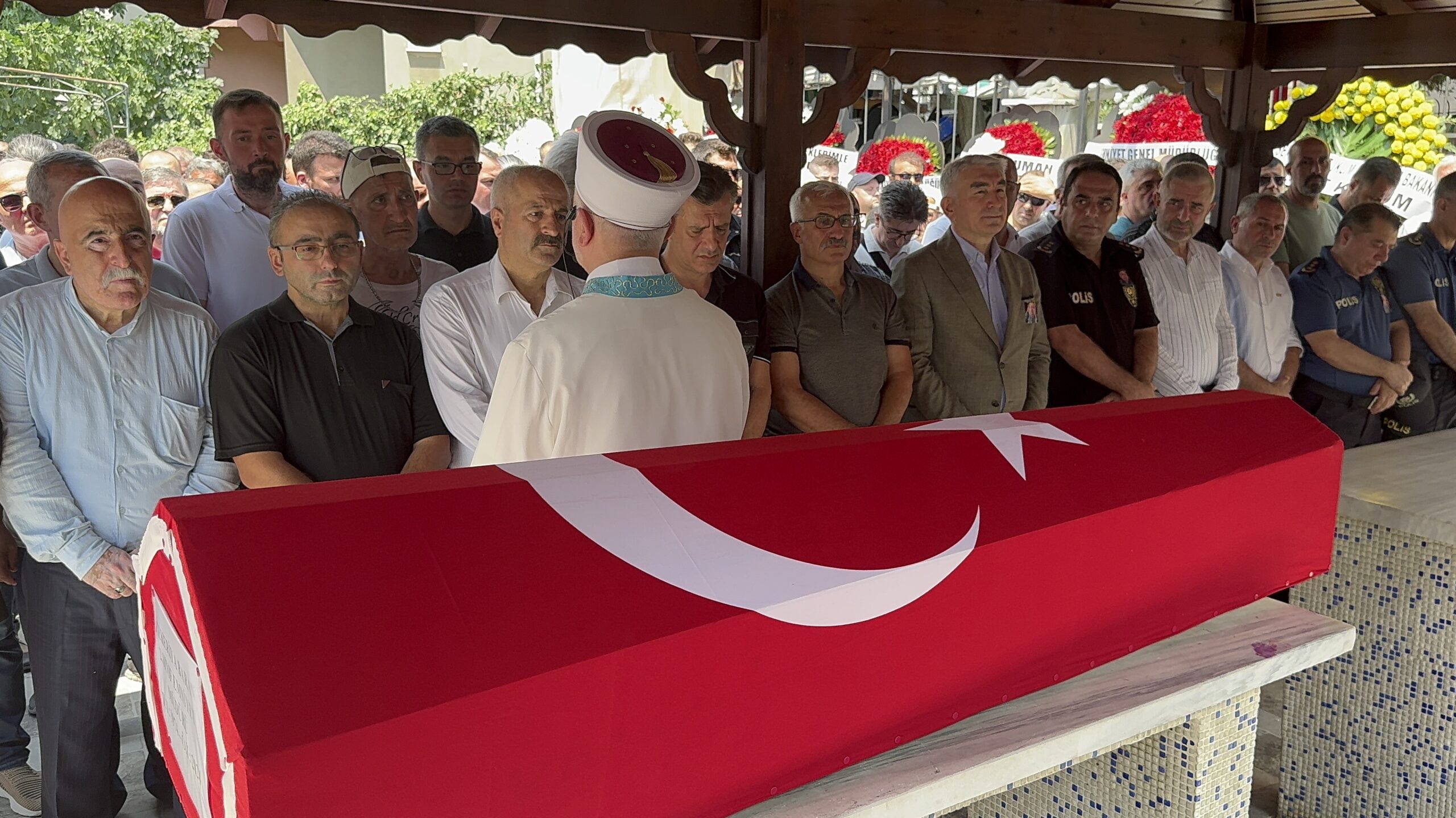 Kalp krizi sonucu hayatını kaybetmişti... Son yolculuğuna uğurlandı - Resim : 5