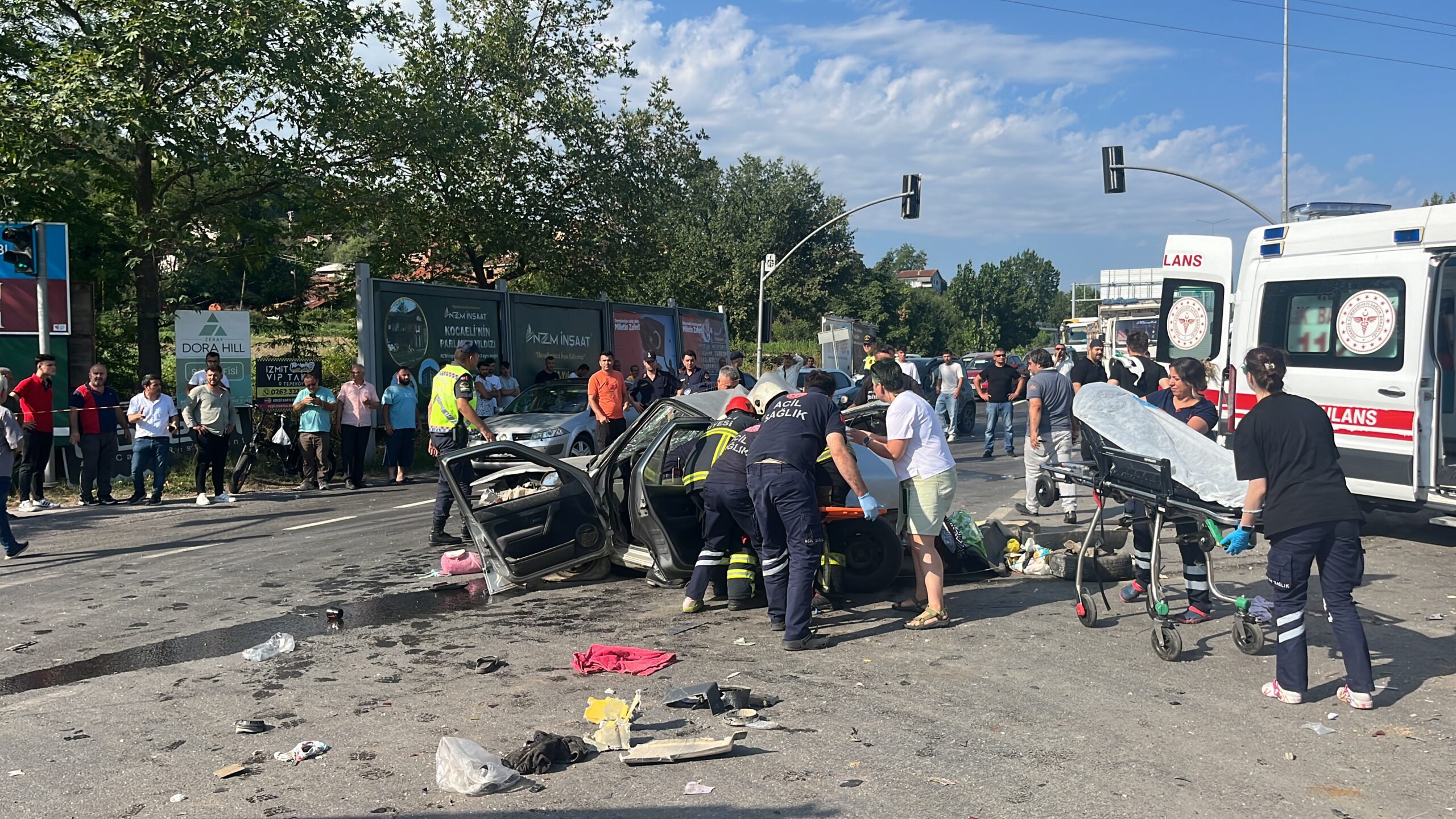 Kamyon ve 2 otomobilin karıştığı kazada can pazarı - Resim : 1