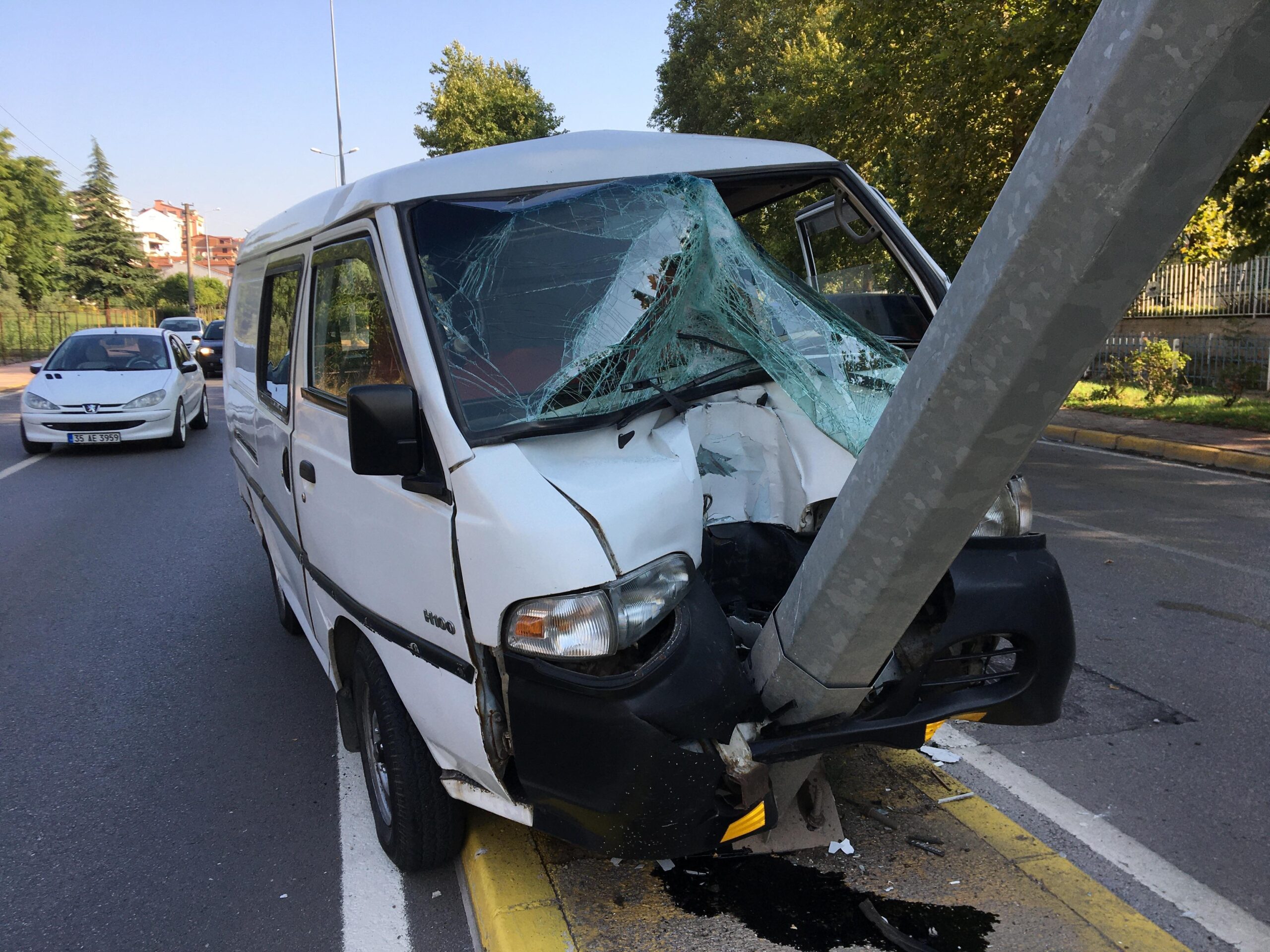 Kamyonet aydınlatma direğine saplandı: 1 yaralı - Resim : 1