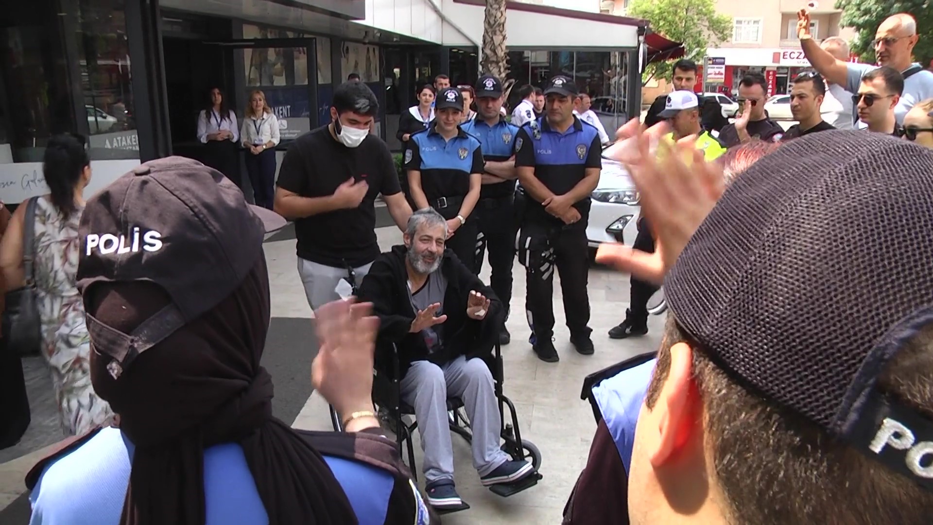 Kanser tedavisi gören polise duygulandıran sürpriz - Resim : 1