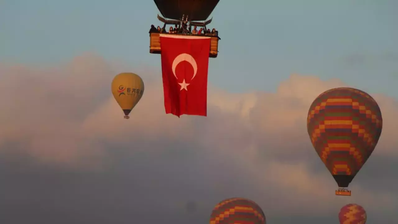 Kapadokya'da sıcak hava balonları Türk bayraklarıyla havalandı - Resim : 1