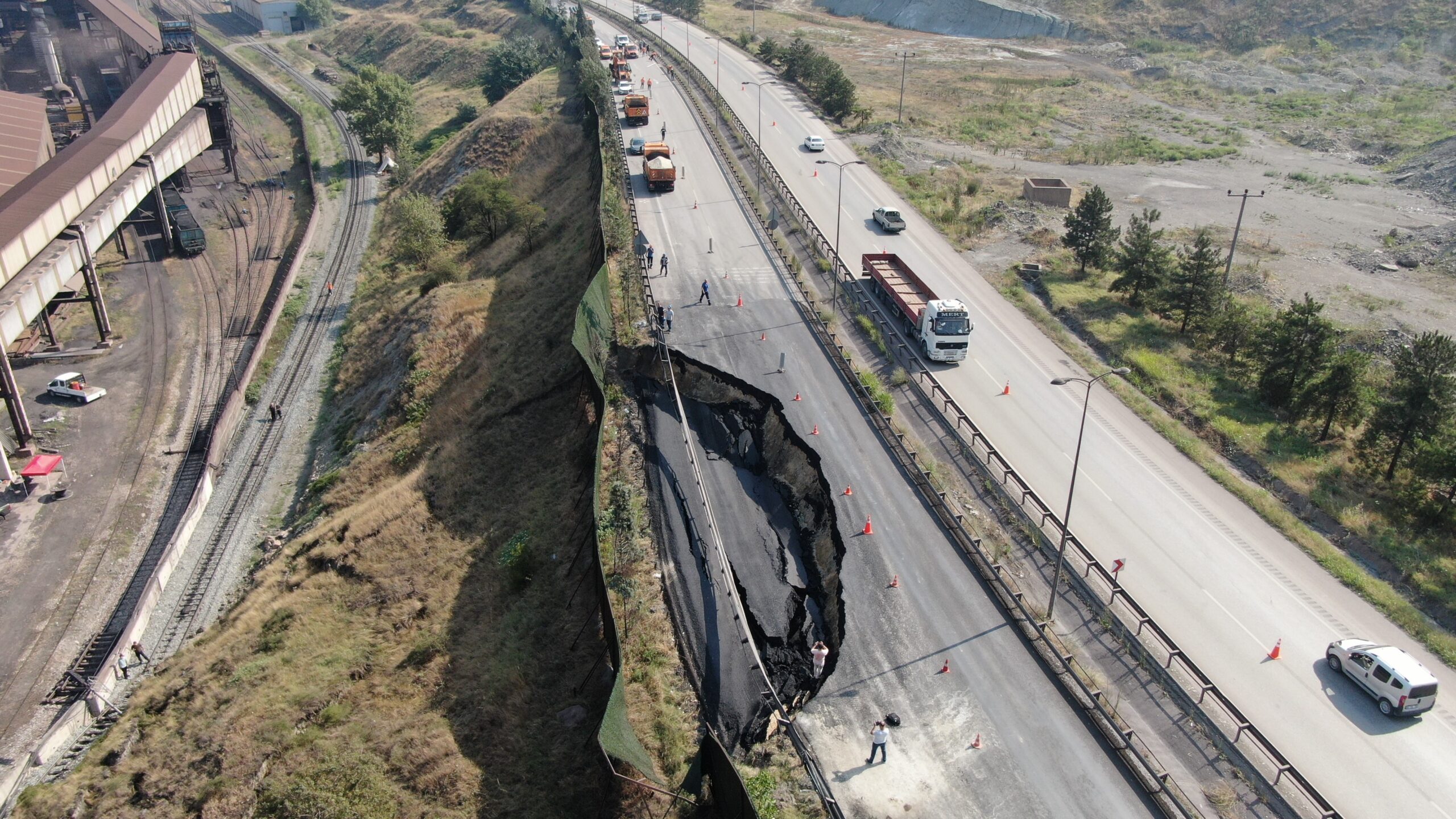 Kara yolu çöktü, demir yolu ulaşıma kapandı! - Resim : 1