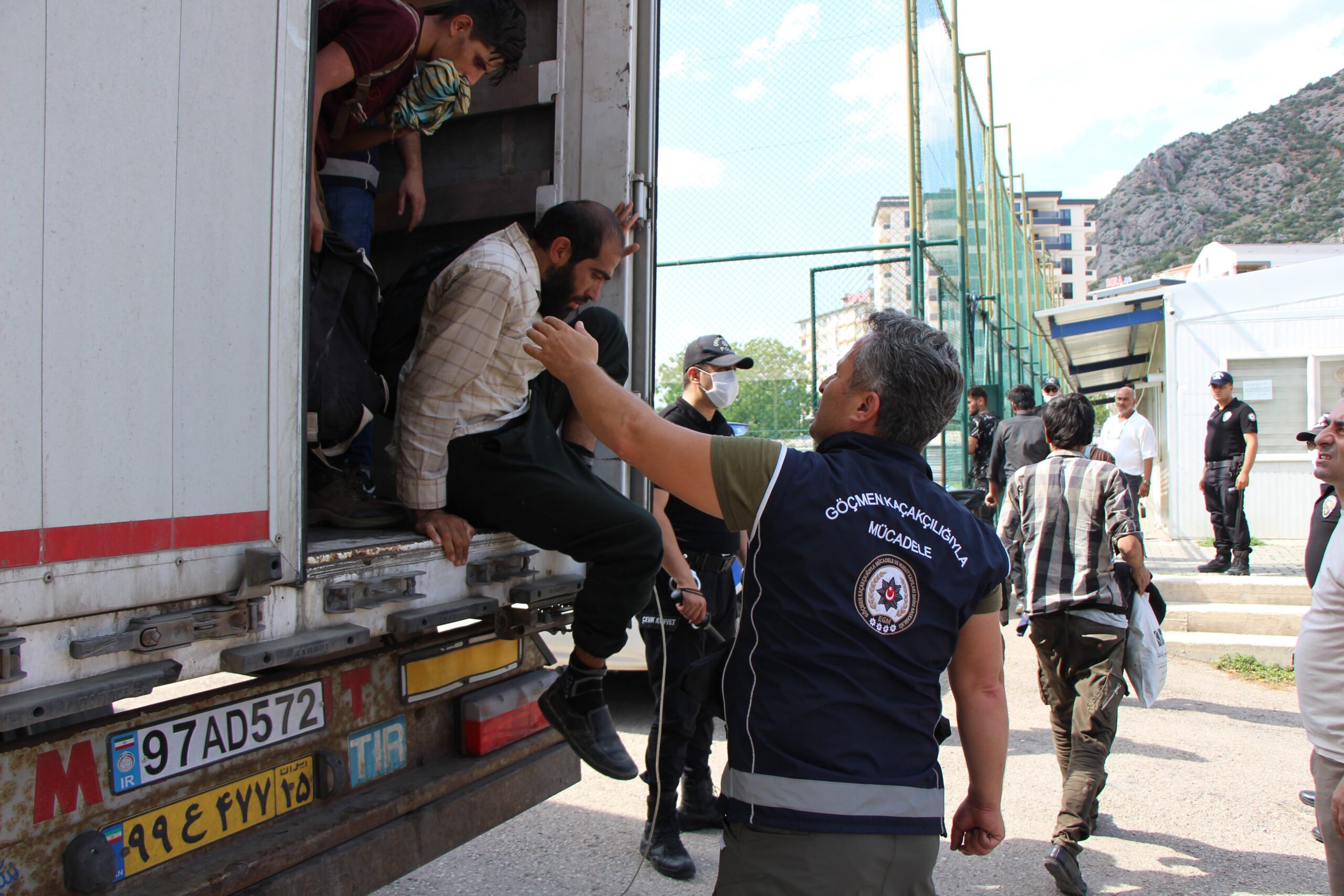 Kocaeli'ye gelen TIR'dan 23 kaçak göçmen çıktı - Resim : 2