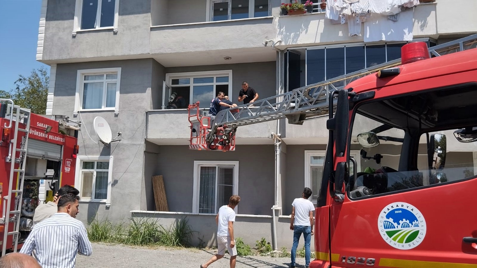 Sakarya'da yangın: Ayakları kırıktı evden çıkamadı - Resim : 2