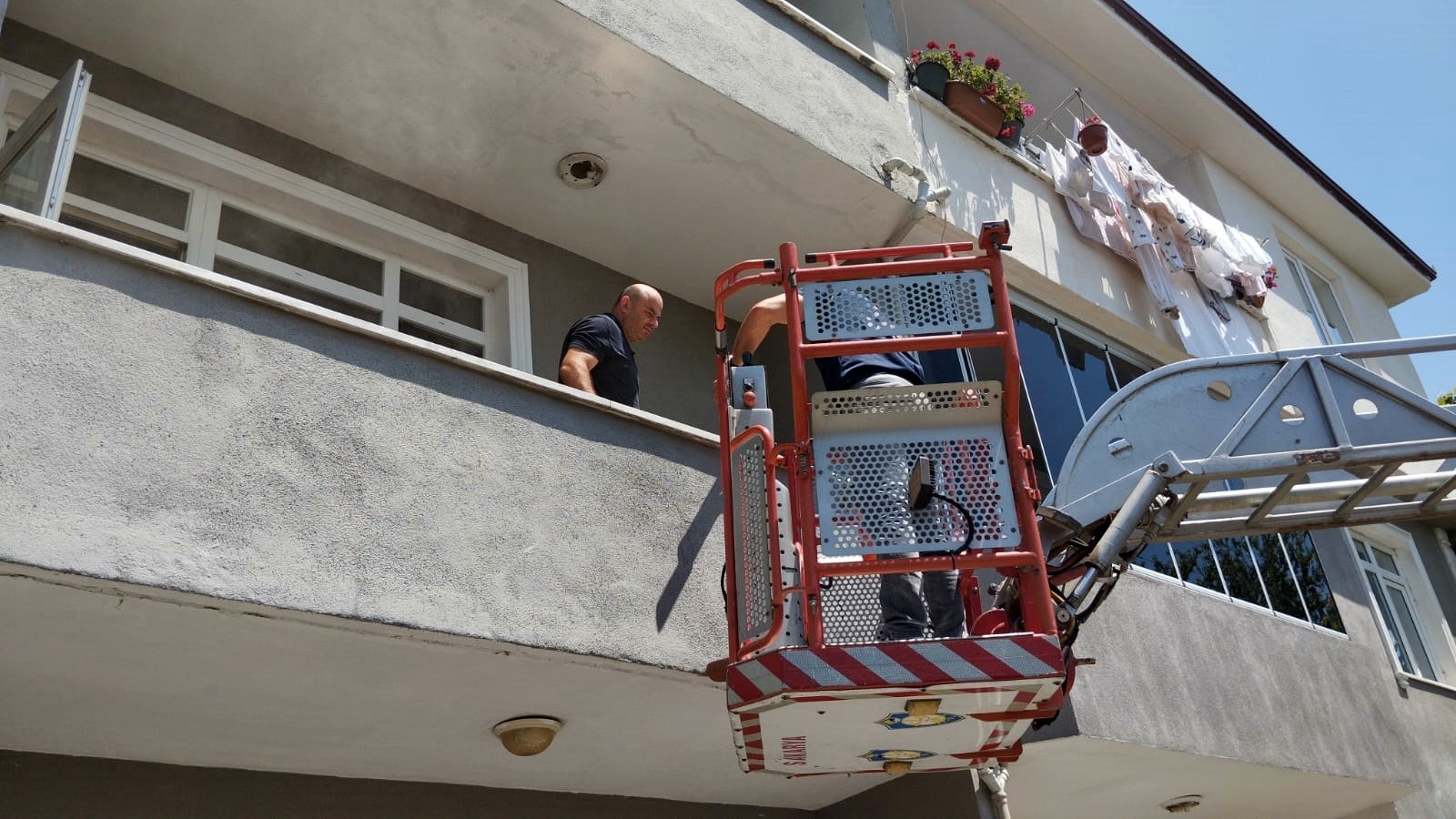 Sakarya'da yangın: Ayakları kırıktı evden çıkamadı - Resim : 1