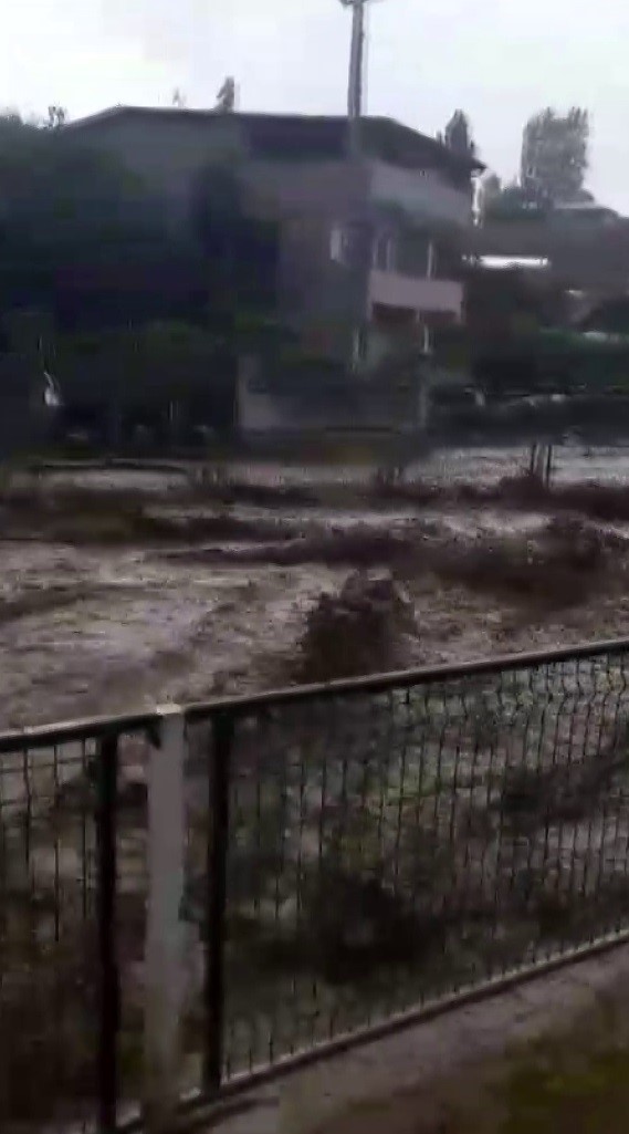 Köprü yıkıldı, yollar zarar gördü! - Resim : 1