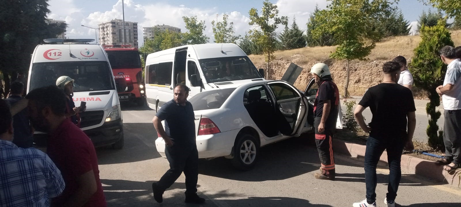 Korkutan kaza! Servis aracı ile otomobil çarpıştı - Resim : 1