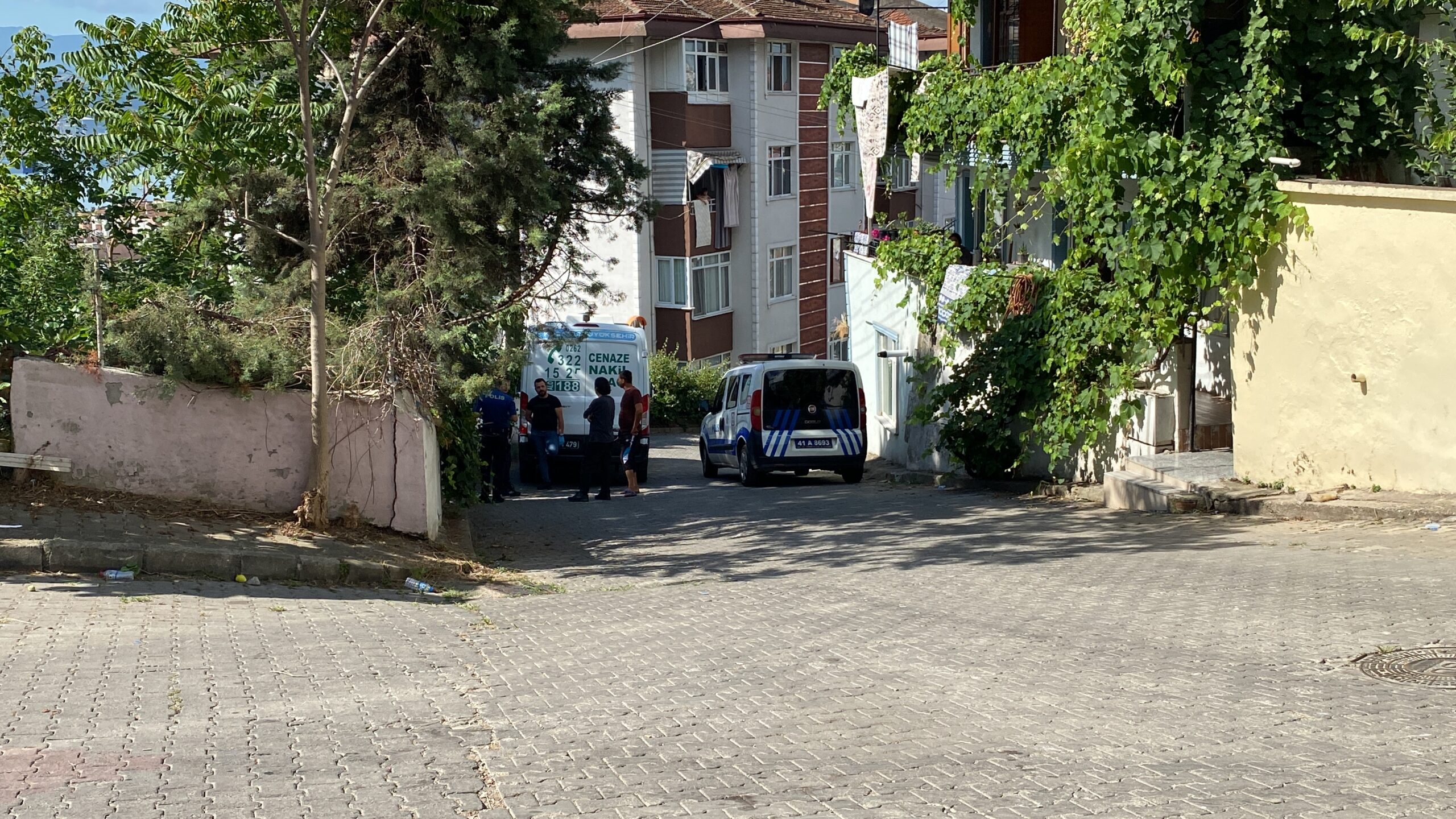 Mahalleden kötü koku geliyordu nedenini kimse tahmin edemedi! Polis olaya el attı - Resim : 1