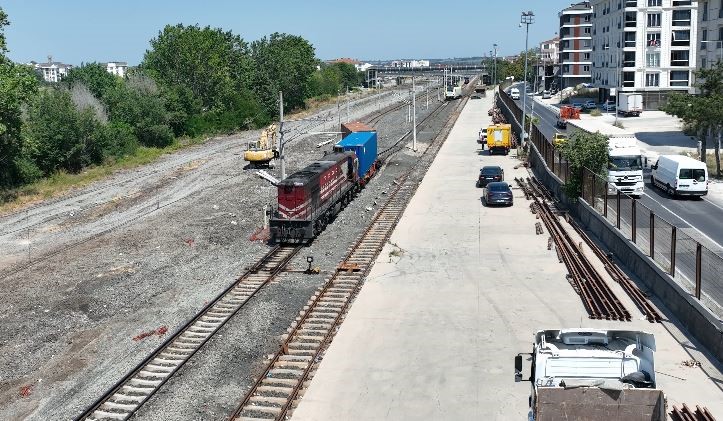 Manevra yaparken raydan çıktı! Seferler aksadı - Resim : 2