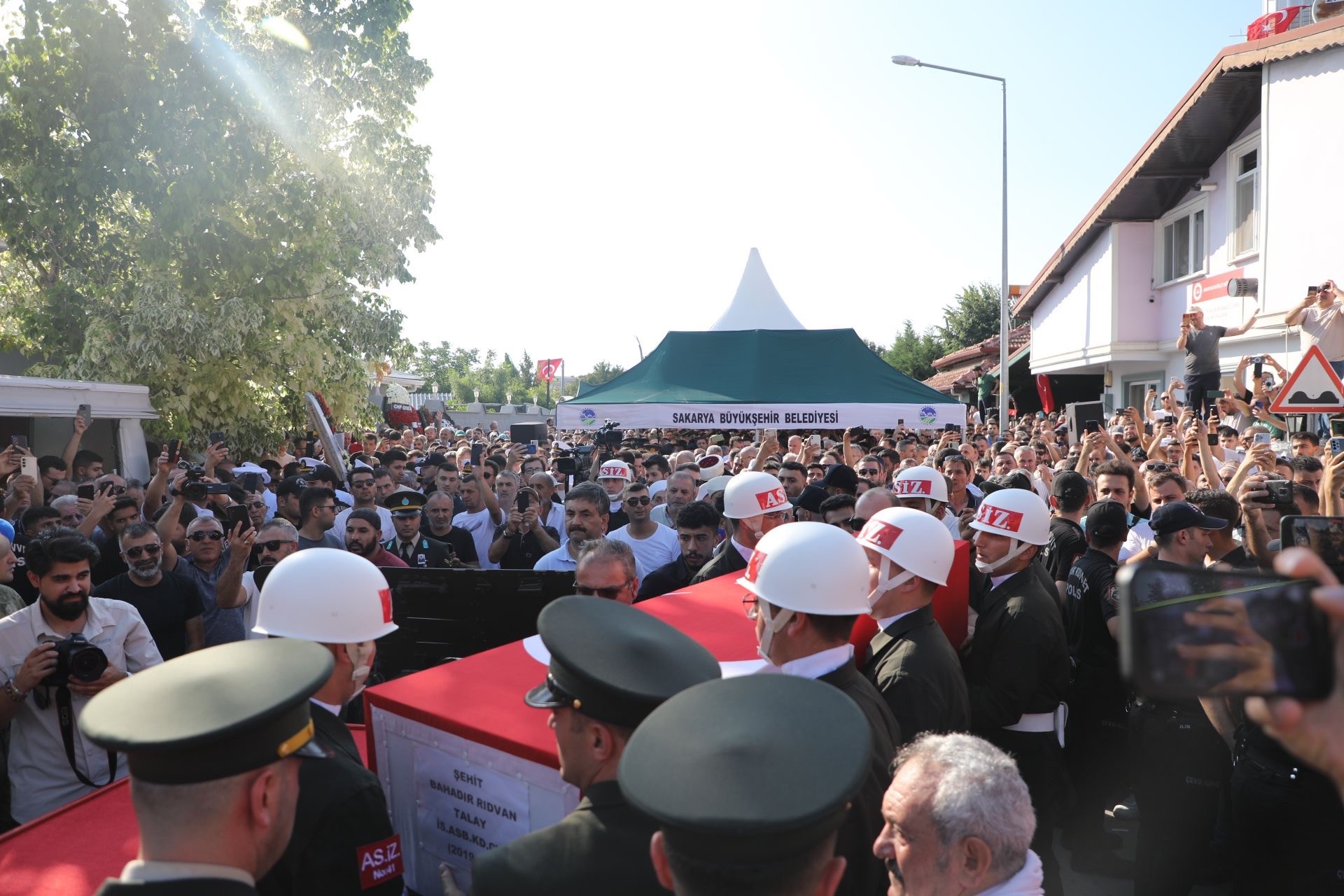 Pençe-Kilit bölgesinde şehit olmuştu: Son yolculuğuna uğurlandı - Resim : 1