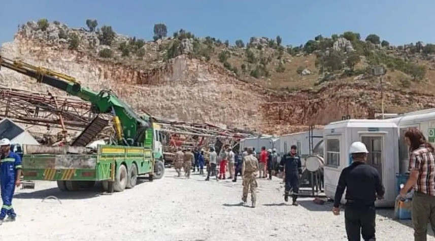 Petrol arama sondajı devrildi: Enkaz altında kalanlar var! - Resim : 1