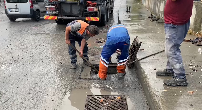 Sağanak etkili oldu! Yollar göle döndü - Resim : 6