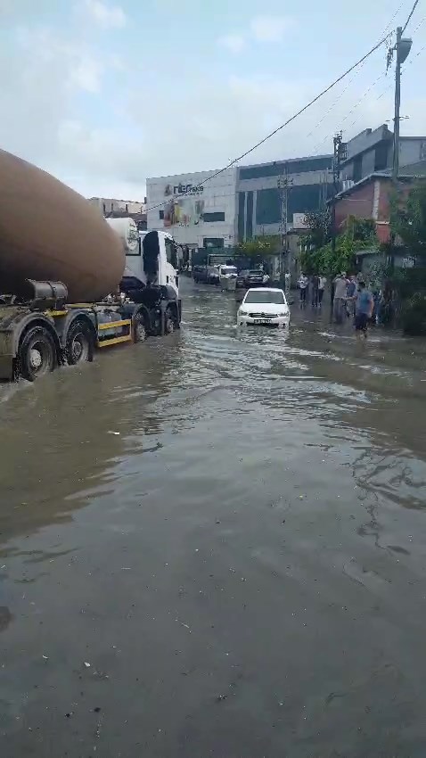 Sağanak etkili oldu! Yollar göle döndü - Resim : 3