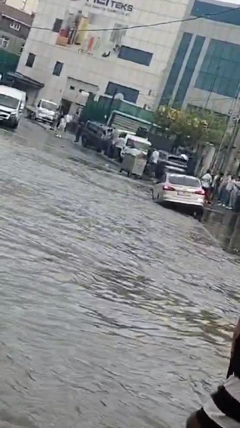 Sağanak etkili oldu! Yollar göle döndü - Resim : 2