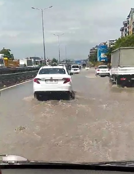 Sağanak yağış kanalları taşırdı! - Resim : 3