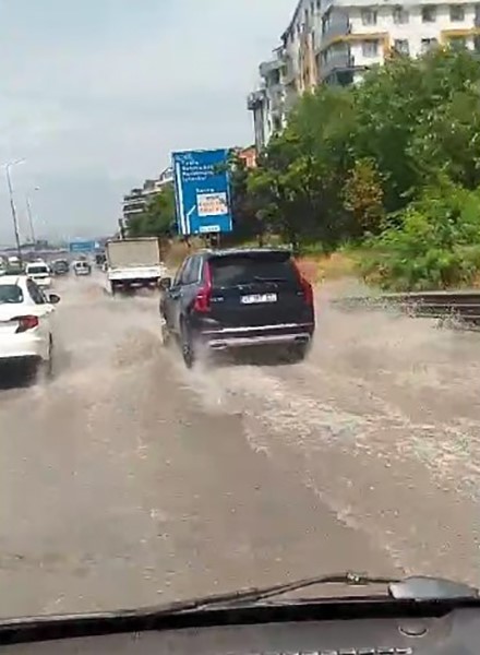 Sağanak yağış kanalları taşırdı! - Resim : 1