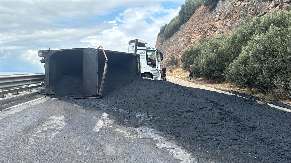 TIR devrildi ulaşım felç oldu - Resim : 1