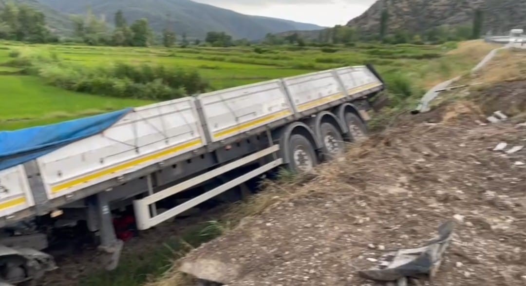 Tırlar peş peşe devrildi: Yükler etrafa saçıldı - Resim : 1