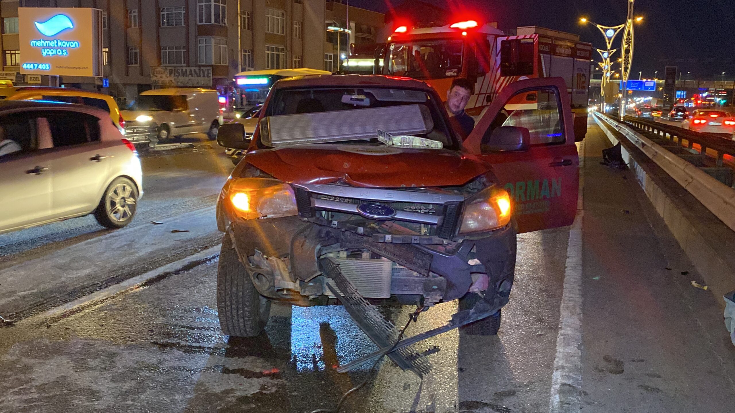 Üç araç karıştı! Önce bariyerlere ardından... - Resim : 4