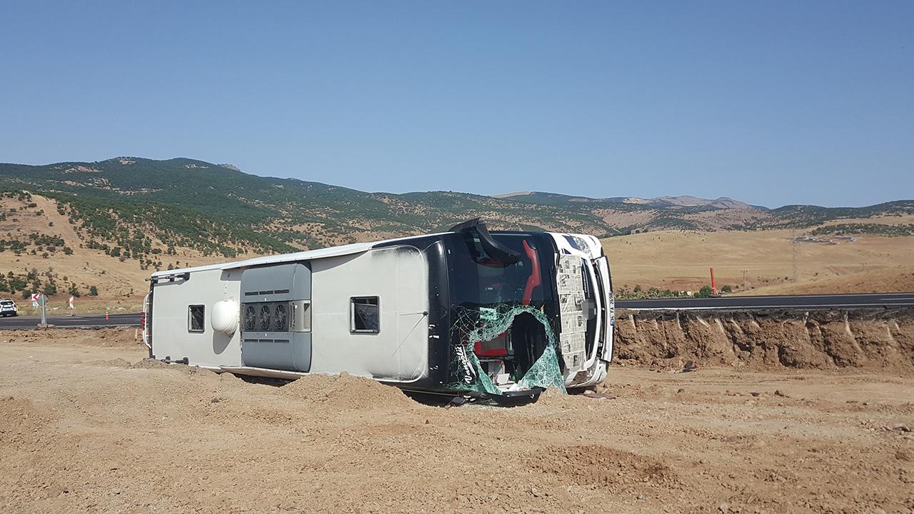 Yolcu otobüsü devrildi: Onlarca kişi yaralandı