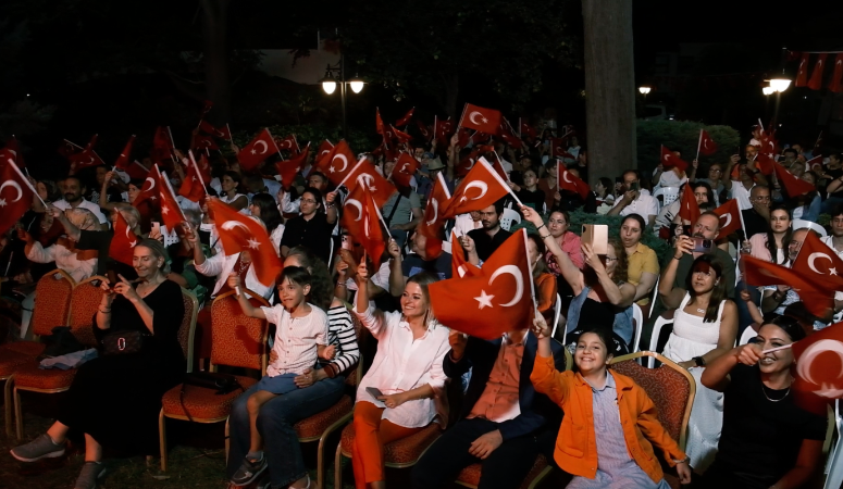 30 Ağustos’u zafer şarkılarıyla karşıladılar