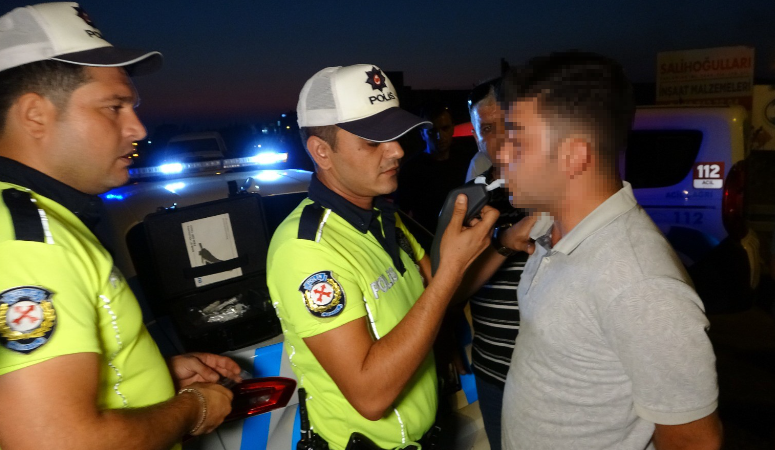 Alkol testinden geçmek için su içti fakat işe yaramadı