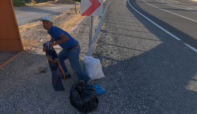 Drondan kaçarken izleyenleri güldürdü! O anlar kamerada