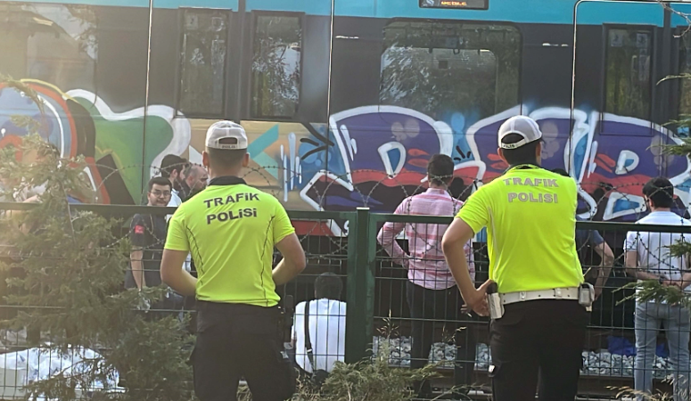 İstanbul’da Marmaray’da raylara atladı