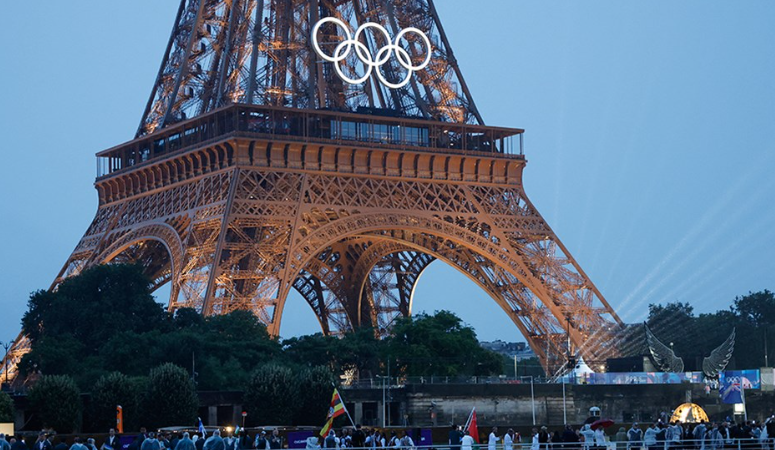 Paris 2024’te fırtına engeli! Tren hattına düşen ağaç yolu kapattı