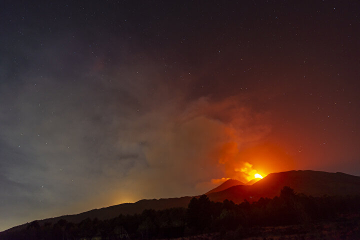 Etna Yanardağı kül ve lav püskürttü - Resim : 3