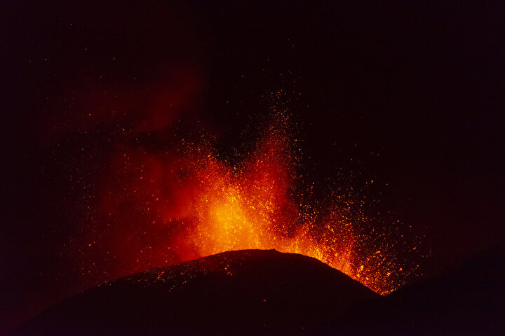 Etna Yanardağı kül ve lav püskürttü - Resim : 2