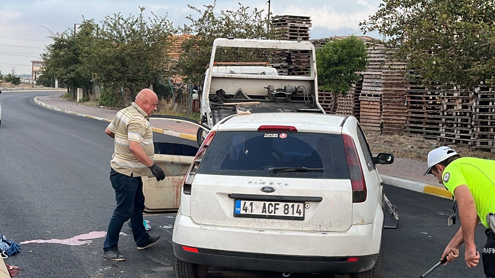 Önce çöp konteynerine çarpıp takla attı sonra metrelerce sürüklendi! - Resim : 1