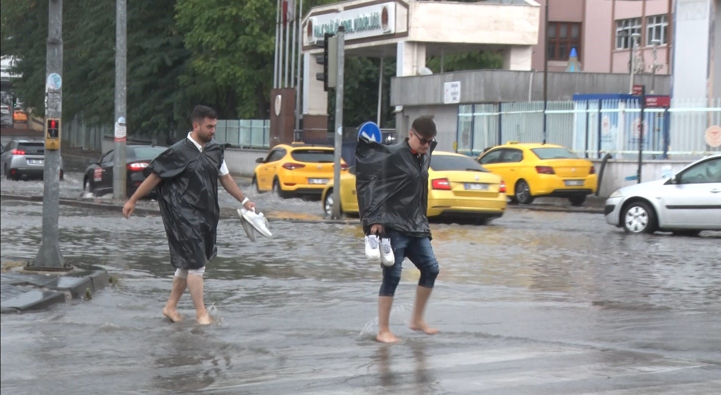 Ankara'da kısa sürede yollar göle döndü, araçlar ve iş yerleri ise su içinde kaldı. - Resim : 1