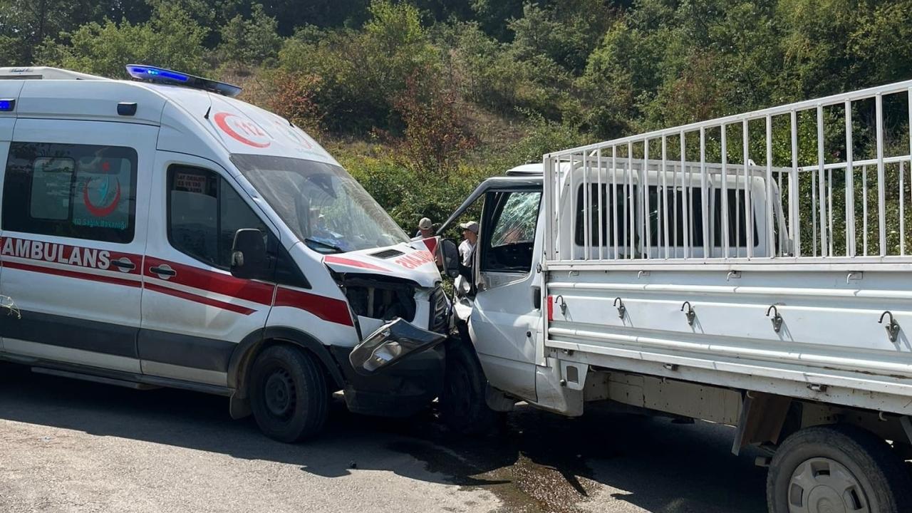 Bursa’da zincirleme trafik kazası: Ambulanslar çarpıştı!