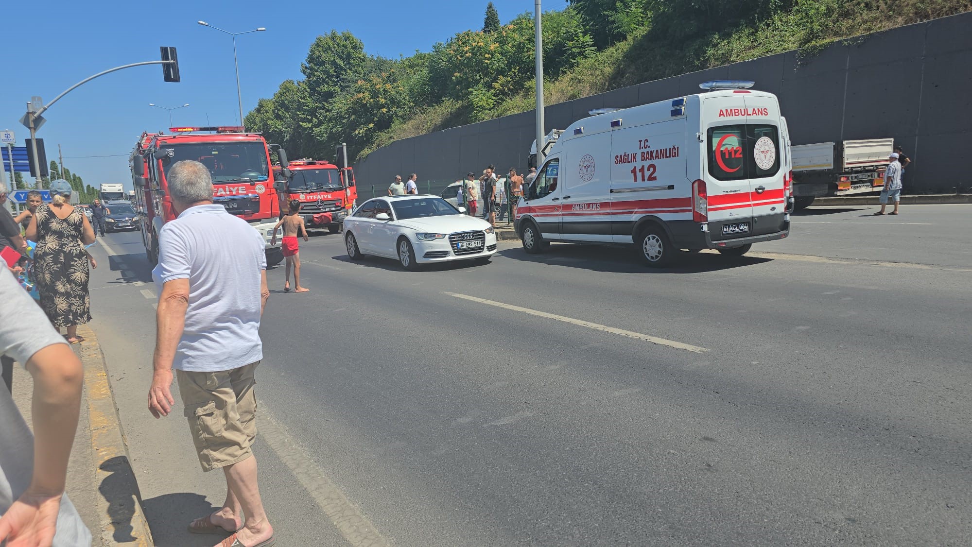 Çalışır vaziyetteki otomobil 6 metreden uçtu! - Resim : 3