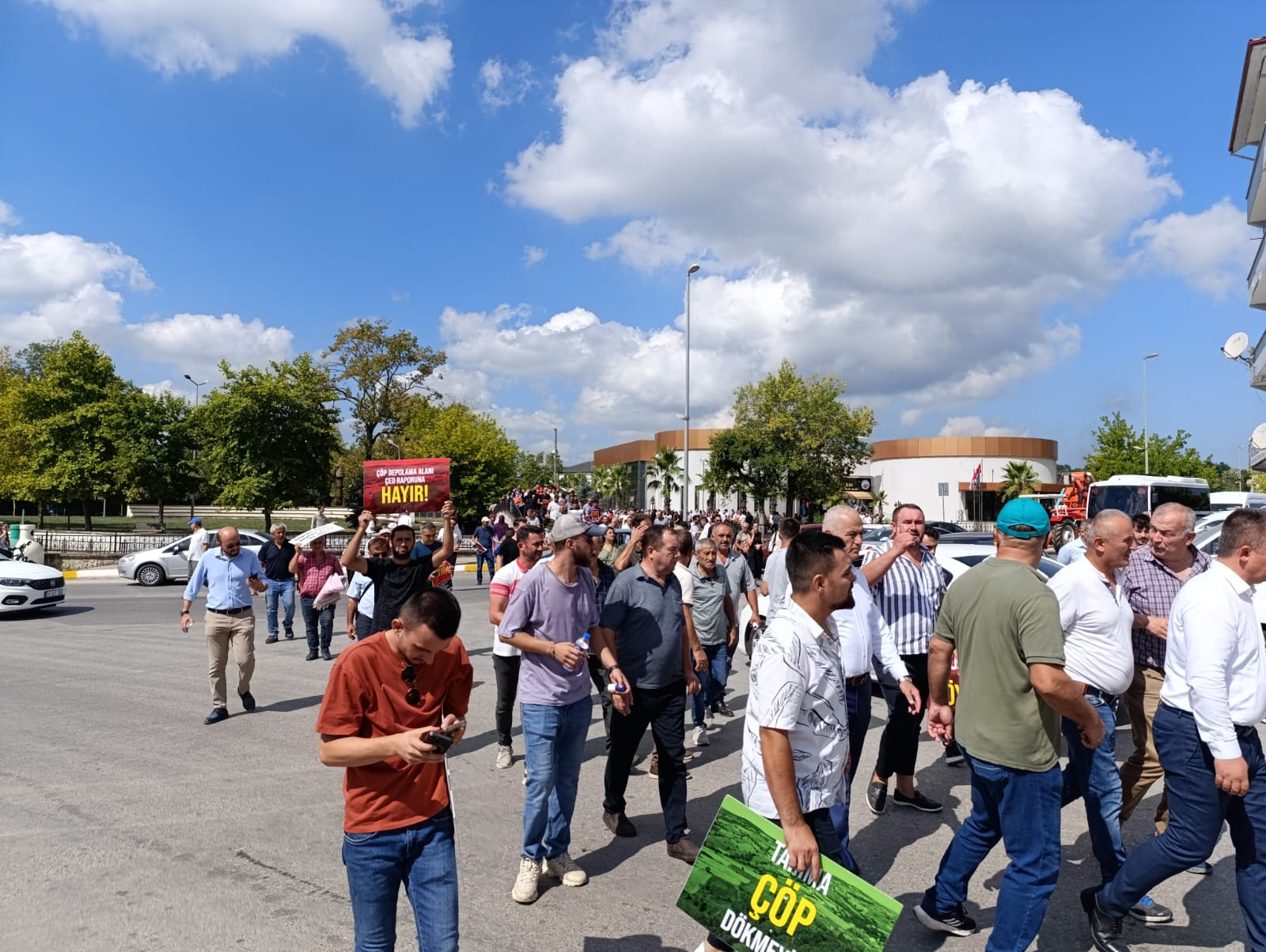 ÇED toplantısı sonrası Kandıra halkı belediyeye doğru yürüyüşe çıktı - Resim : 3