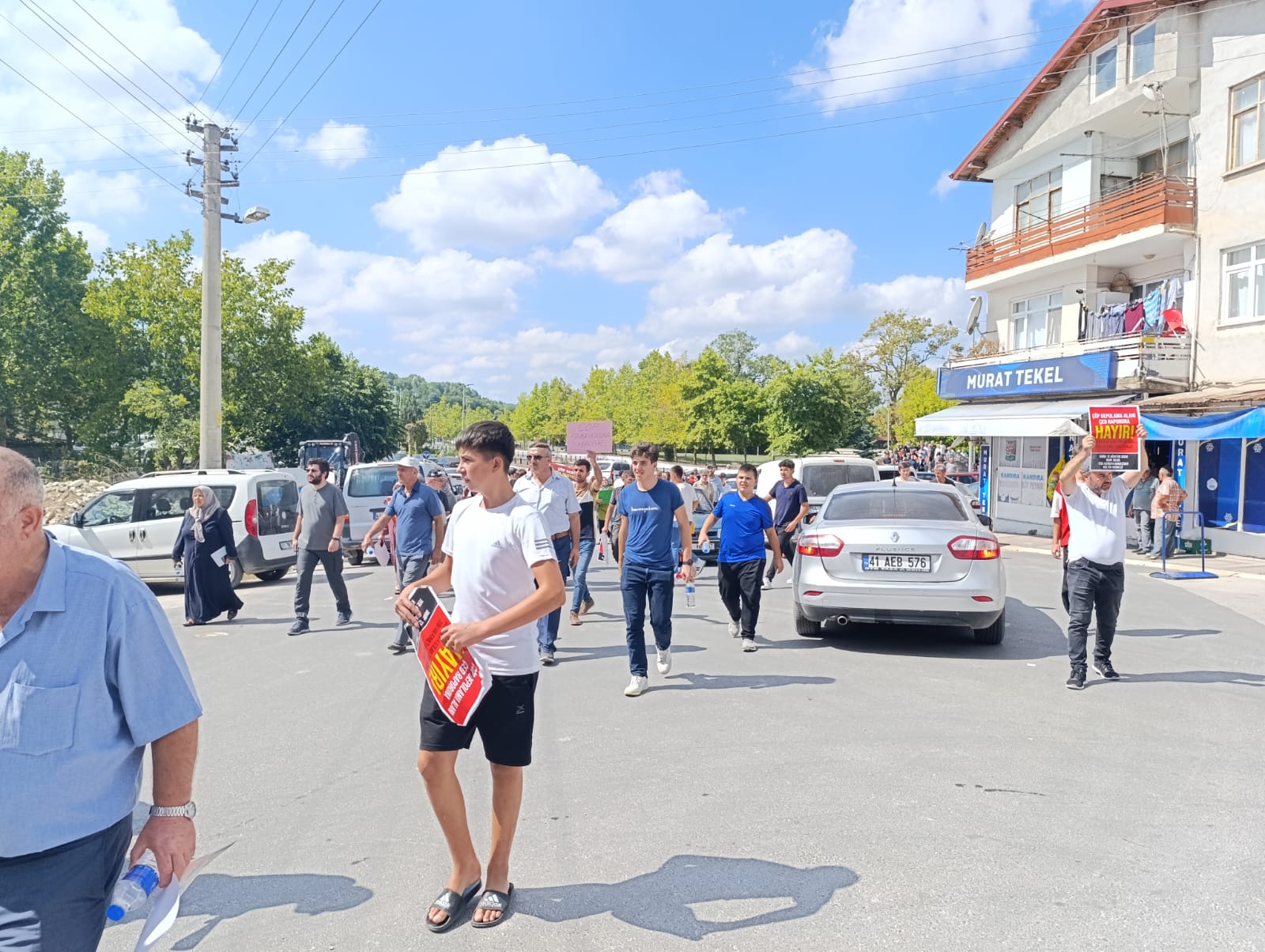 ÇED toplantısı sonrası Kandıra halkı belediyeye doğru yürüyüşe çıktı - Resim : 4