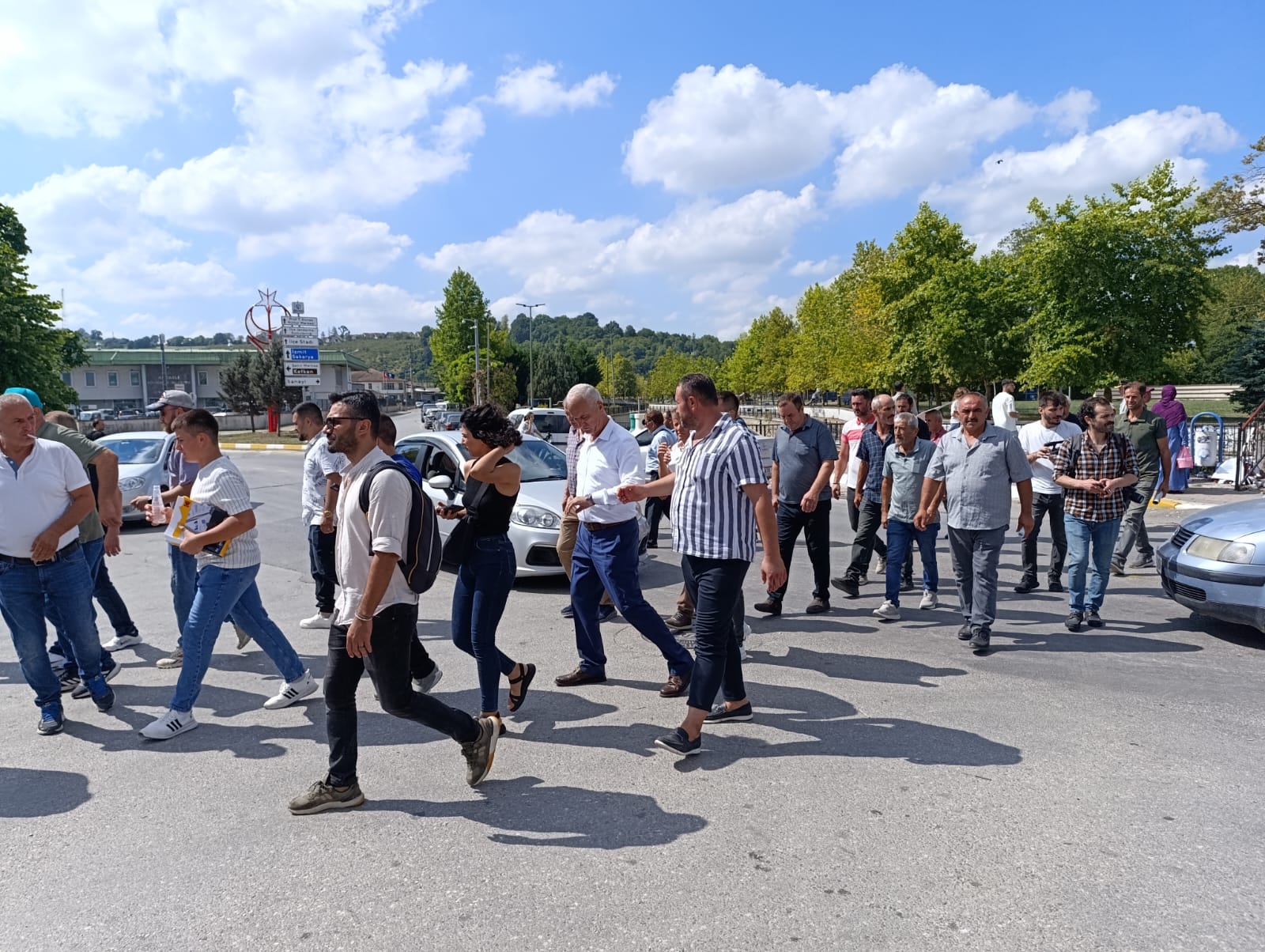 ÇED toplantısı sonrası Kandıra halkı belediyeye doğru yürüyüşe çıktı - Resim : 1