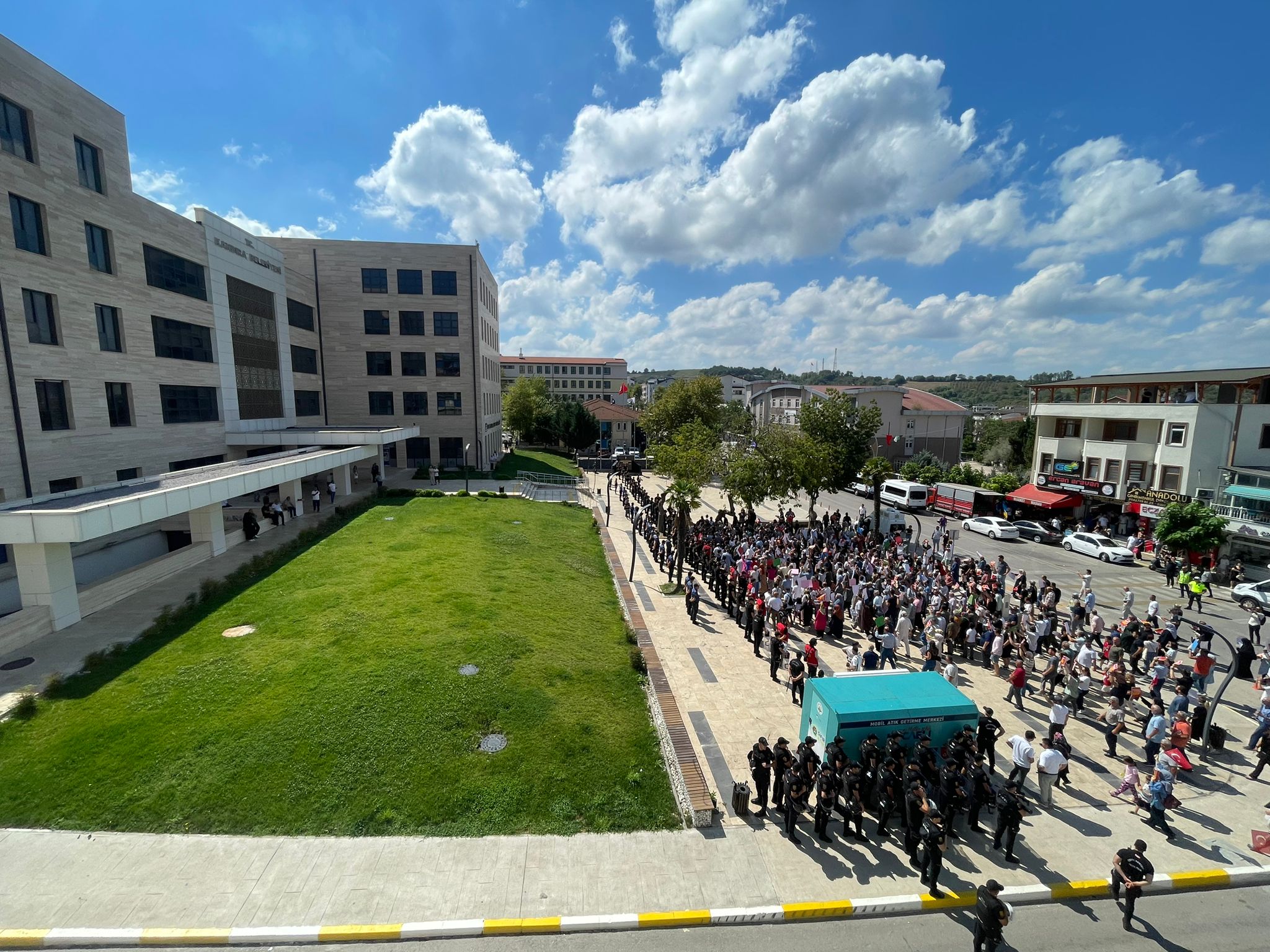 ÇED toplantısı sonrası Kandıra halkı belediyeye doğru yürüyüşe çıktı - Resim : 9